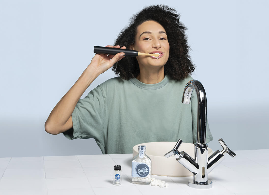 Cepillo eléctrico + Pastillas de pasta de dientes:  1 año de suministro